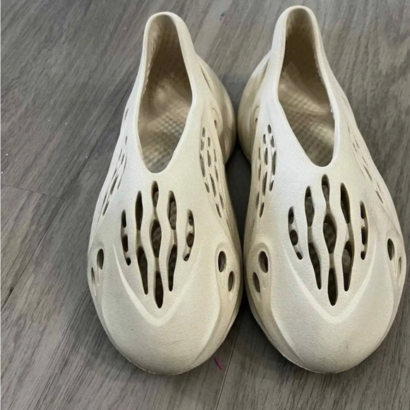 Authentic Size 7 - adidas Yeezy Foam Runner Ararat. - Picture 3 of 6